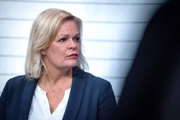 Landtagswahl Hessen Nancy Faeser Spitzenkandidatin der SPD fuer die Landtagswahl in Hessen im Fernsehinterview nach den ersten Hochrechnungen der Landtagswahl 2023 in Hessen, Wiesbaden, 08.10.2023 Wiesbaden Hessen Deutschland *** State election Hesse Nancy Faeser top candidate of the SPD for the state election in Hesse in a television interview after the first projections of the state election 2023 in Hesse, Wiesbaden, 08 10 2023 Wiesbaden Hesse Germany