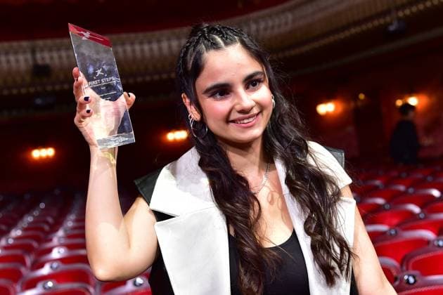 First Steps Award 2023 Götz-George-Nachwuchspreis, Bayan Layla. Für ihre Rolle in dem Kinofilm ãElahaÒ wurde sie als beste Nachwuchsschauspielerin ausgezeichnet Ankunft zum First Steps Award im Stage Theater des Westens heißt es ãBühne frei!Ò für Deutschlands talentierteste NachwuchsfilmschaffendeF in Berlin, am 08.10.2023