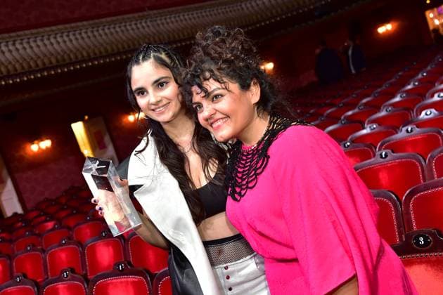 First Steps Award 2023 Götz-George-Nachwuchspreis, Bayan Layla. als beste Nachwuchsschauspielerin ausgezeichnet, mit Sara Fazilat, Moderation der Gala First Steps Award im Stage Theater des Westens heißt es ãBühne frei!Ò für Deutschlands talentierteste NachwuchsfilmschaffendeF in Berlin, am 08.10.2023