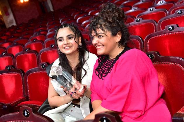 First Steps Award 2023 Götz-George-Nachwuchspreis, Bayan Layla. als beste Nachwuchsschauspielerin ausgezeichnet, mit Sara Fazilat, Moderation der Gala First Steps Award im Stage Theater des Westens heißt es Bühne frei! für Deutschlands talentierteste NachwuchsfilmschaffendeF in Berlin, am 08.10.2023