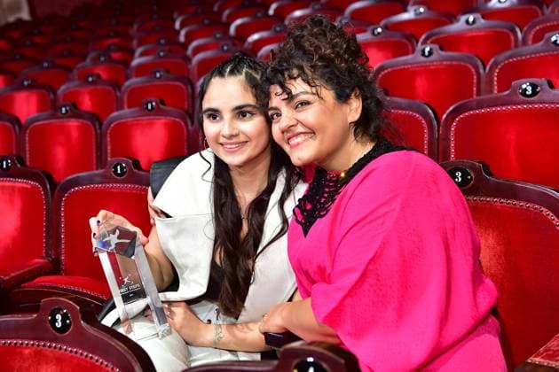 First Steps Award 2023 Götz-George-Nachwuchspreis, Bayan Layla. als beste Nachwuchsschauspielerin ausgezeichnet, mit Sara Fazilat, Moderation der Gala First Steps Award im Stage Theater des Westens heißt es Bühne frei! für Deutschlands talentierteste NachwuchsfilmschaffendeF in Berlin, am 08.10.2023