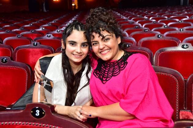 First Steps Award 2023 Götz-George-Nachwuchspreis, Bayan Layla. als beste Nachwuchsschauspielerin ausgezeichnet, mit Sara Fazilat, Moderation der Gala First Steps Award im Stage Theater des Westens heißt es Bühne frei! für Deutschlands talentierteste NachwuchsfilmschaffendeF in Berlin, am 08.10.2023