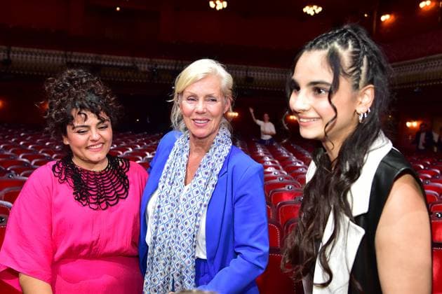 First Steps Award 2023 Götz-George-Nachwuchspreis, Bayan Layla. Marika Georg, Sara Fazilat, Moderation der Gala und First Steps Award im Stage Theater des Westens heißt es ãBühne frei!Ò für Deutschlands talentierteste NachwuchsfilmschaffendeF in Berlin, am 08.10.2023