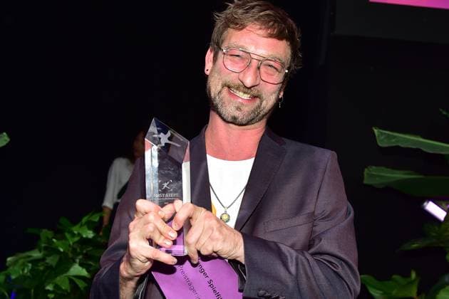 First Steps Award 2023 Paul Ertl, Preisträger für mittellanger Spielfilm, First Steps Award im Stage Theater des Westens heißt es ãBühne frei!Ò für Deutschlands talentierteste NachwuchsfilmschaffendeF in Berlin, am 08.10.2023
