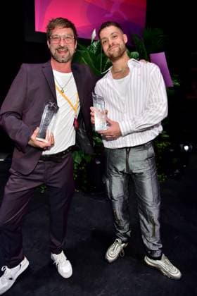 First Steps Award 2023 Paul Ertl, Preisträger für mittellanger Spielfilm, Sven Angene, Drehbuch Ankunft zum First Steps Award im Stage Theater des Westens heißt es Bühne frei! für Deutschlands talentierteste NachwuchsfilmschaffendeF in Berlin, am 08.10.2023