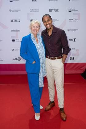 Award - First Steps 2023 Marika George (Marika Ullrich) und Jonathan Kwesi Aikins beim First Steps Award im Stage Theater des Westens am 09.10.2023 in Berlin. Copyright: xEventpressxKochanx