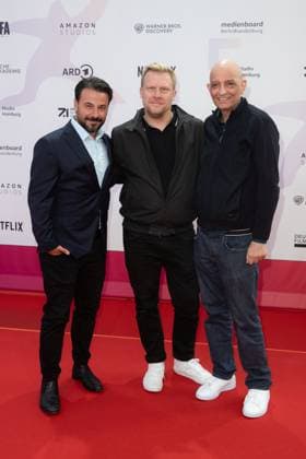 Award - First Steps 2023 HuÌˆseyin Tabak, Arne Kreutzfeld und Ali Samadi beim First Steps Award im Stage Theater des Westens am 09.10.2023 in Berlin. Copyright: xEventpressxKochanx