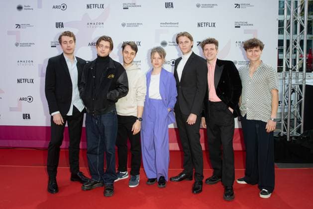 Award - First Steps 2023 Laszlo Branko Breiding, Paul Sundheim, Richard Kreutz, Anna Bachmann, Lennart Betzgen und Tom Böttcher beim First Steps Award im Stage Theater des Westens am 09.10.2023 in Berlin. Copyright: xEventpressxKochanx