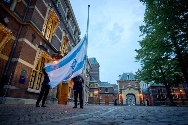 News Themen der Woche KW41 News Bilder des Tages THE HAGUE - The Ministry of General Affairs, the department of outgoing Prime Minister Mark Rutte, raises the flag of Israel in the Binnenhof. The department wants to show support for Israel after the Hamas attack, which has already left hundreds dead. ANP PHIL NIJHUIS netherlands out - belgium out  Copyright: xx x480661722x originalFilename: 480661722.jpg