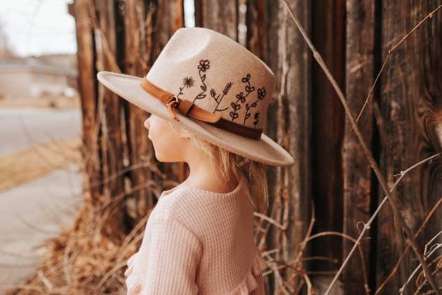 Creative Highlights Symbolbilder Blonde girl in floral embroidered rimmed hat. Billings, Montana, United States CR_BAEK231005-1254637-01 ,model released, Symbolfoto