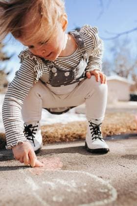 Creative Highlights Symbolbilder Toddler draws with chalk on windy day. Billings, Montana, United States CR_BAEK231005-1254645-01 ,model released, Symbolfoto