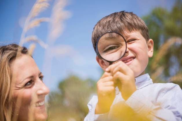 Creative Highlights Symbolbilder Little boy looking through magnifying glass with his mother in the countryside, Bavaria, Germany Germany CR_EDDR160709-01955-01 ,model released, Symbolfoto
