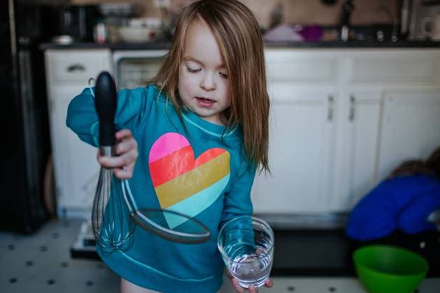 Creative Highlights Symbolbilder Young child holding clean dishes in kitchen Aurora, Colorado, United States CR_JEMI231004C-1244977-01 ,model released, Symbolfoto