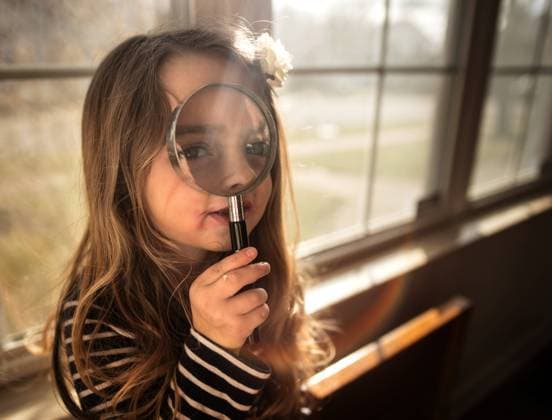 Creative Highlights Symbolbilder Little girl looking through magnifying glass Wooster, Ohio, United States CR_JOKU231007-1203328-01 ,model released, Symbolfoto