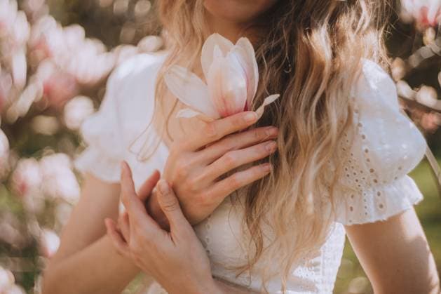 Creative Highlights Symbolbilder Young woman in magnolia flowers in spring Prague, Prague, Czechia R_UJEL231007B6-1264685-01 ,model released, Symbolfoto