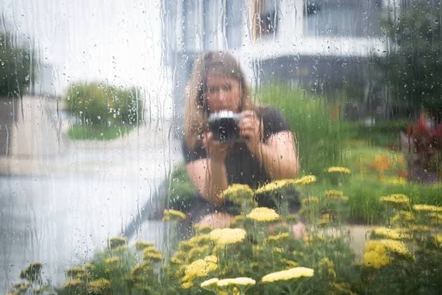 Portrait of woman taking photographs of flowers outside. Washington, District of Columbia, United States R_YWPB231005F-1261723-01 ,model released, Symbolfoto