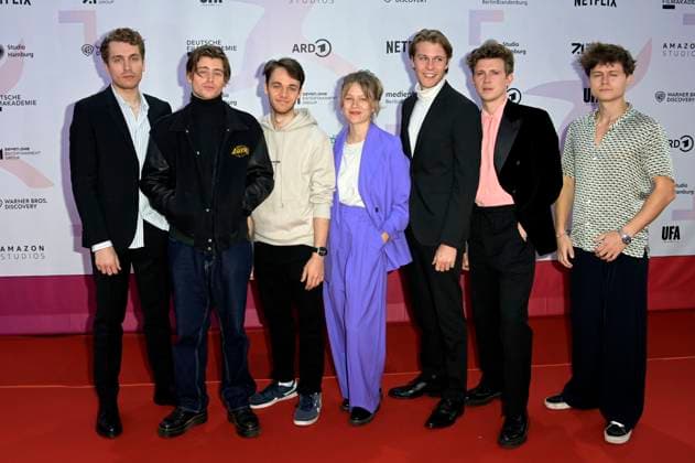 Laszlo Branko Breiding, Paul Lennard Sundheim, Fabian Hanis, Anna Bachmann, Richard Kreutz, Lennart Betzgen und Tom Böttcher bei der 24. Verleihung der First Steps Awards im Theater des Westens. Berlin, 08.10.2023