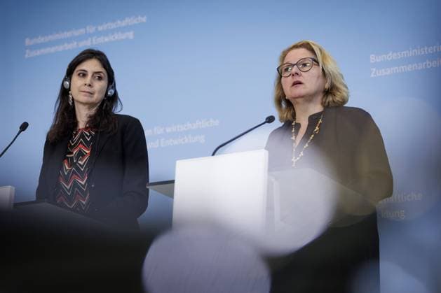 News Themen der Woche KW41 News Bilder des Tages Svenja Schulze (SPD), Bundesministerin fuer wirtschaftliche Zusammenarbeit und Entwicklung, und Natalia Winder Rossi, Direktorin Sozialpolitik und Soziale Sicherung, UNICEF, aufgenommen im Rahmen einer Pressekonferenz zum Thema Ausweitung des deutschen Engagements fuer soziale Sicherung im Sahel, im BMZ in Berlin, 09.10.2023. Berlin Deutschland *** Svenja Schulze SPD , Federal Minister for Economic Cooperation and Development, and Natalia Winder Rossi, Director Social Policy and Social Protection, UNICEF, recorded during a press conference on expanding German engagement for social protection in the Sahel, at the BMZ in Berlin, 09 10 2023 Berlin Germany Copyright: xKiraxHofmannx