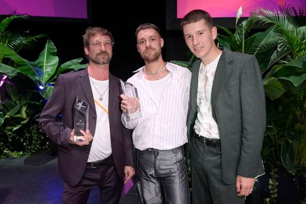 Paul Ertl, Hannes Hirsch und Lorenz Hochhuth bei der Aftershow-Party nach der 24. Verleihung der First Steps Awards im Theater des Westens. Berlin, 08.10.2023