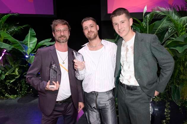 Paul Ertl, Hannes Hirsch und Lorenz Hochhuth bei der Aftershow-Party nach der 24. Verleihung der First Steps Awards im Theater des Westens. Berlin, 08.10.2023
