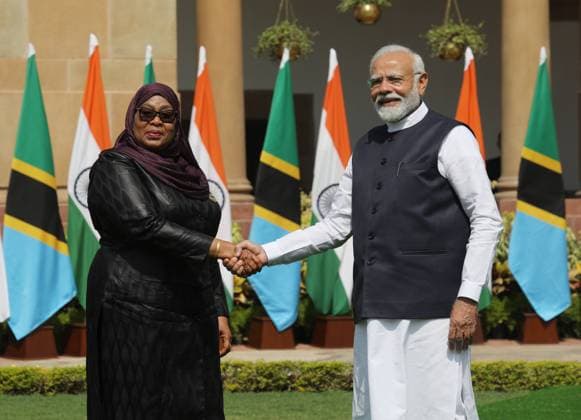 News Themen der Woche KW41 News Bilder des Tages India Tanzania Diplomacy in New Delhi - 09 Oct 2023 Tanzanian President Samia Suluhu Hassan (Left) meets with Prime Minister Narendra Modi (Right) before bilateral meeting at Hyderabad house. Tanzanian President is on 4-day State visit to India. New Delhi India Copyright: xNaveenxSharmax xSOPAxImagesx 20231009 India Tanzania Diplomacy_0011