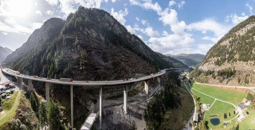 Gries am Brenner THEMENBILD - Die Luegbrücke ist die längste Brücke der österreichischen Brenner Autobahn A13 und im Bereich der ASFINAG. Die in den 1960er-Jahren erbaute Brücke muss dringend generalsaniert werden. Die Gemeinde Gries am Brenner hat Beschwerde gegen die geplante Generalsanierung der Luegbrücke erhoben. Laut ASFINAG kann der Termin für den Baubeginn 2024 nicht gehalten werden. Gries am Brenner, Montag 9. Oktober 2023 The Lueg Bridge is the longest bridge on the Austrian Brenner Highway A13 and in the area of ASFINAG. The bridge, which was built in the 1960s, is in urgent need of general renovation. The community of Gries am Brenner has lodged a complaint against the planned general renovation of the Luegbrücke. Acc  EP_gro
