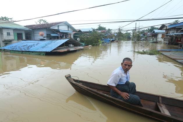 Bilder des Jahres 2023, News 10 Oktober News Themen der Woche KW41 (231009) -- BAGO, Oct. 9, 2023 -- A man takes a boat at a flooded area in Bago, Myanmar, Oct. 9, 2023. Heavy rainfall hit Bago Region of southern Myanmar on Sunday, displacing thousands and disrupting rail traffic, local authorities said on Monday. (Photo by Xinhua) MYANMAR-BAGO-HEAVY RAIN-FLOODS MyoxKyawxSoe 