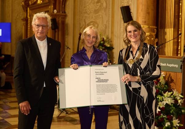 (v.li.) Axel Piper (Regionalbischof), Katrin Eigendorf (Preisträgerin), Eva Weber (Oberbürgermeisterin der Stadt Augsburg); Feierliche Verleihung des Augsburger Friedenspreises 2023 an Journalistin Katrin Eigendorf Feierliche Verleihung des Augsburger Friedenspreises 2023 an Journalistin Katrin Eigendorf