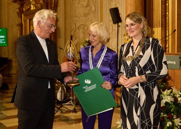(v.li.) Axel Piper (Regionalbischof) überreicht die Skulptur des Augsburger Friedenspreises an Katrin Eigendorf, Eva Weber (Oberbürgermeisterin der Stadt Augsburg); Feierliche Verleihung des Augsburger Friedenspreises 2023 an Journalistin Katrin Eigendorf Feierliche Verleihung des Augsburger Friedenspreises 2023 an Journalistin Katrin Eigendorf