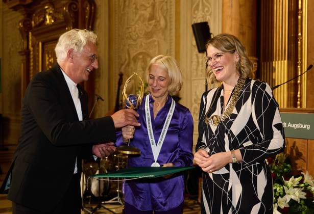 (v.li.) Axel Piper (Regionalbischof) überreicht die Skulptur des Augsburger Friedenspreises an Katrin Eigendorf, Eva Weber (Oberbürgermeisterin der Stadt Augsburg); Feierliche Verleihung des Augsburger Friedenspreises 2023 an Journalistin Katrin Eigendorf Feierliche Verleihung des Augsburger Friedenspreises 2023 an Journalistin Katrin Eigendorf