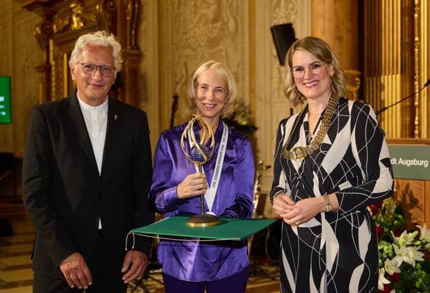 (v.li.) Axel Piper (Regionalbischof), Katrin Eigendorf mit der Skulptur des Augsburger Friedenspreises, Eva Weber (Oberbürgermeisterin der Stadt Augsburg); Feierliche Verleihung des Augsburger Friedenspreises 2023 an Journalistin Katrin Eigendorf Feierliche Verleihung des Augsburger Friedenspreises 2023 an Journalistin Katrin Eigendorf