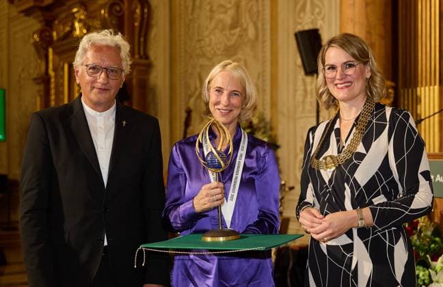 Bilder des Jahres 2023, Entertainment 10 Oktober Entertainment Themen der Woche KW41 News Bilder des Tages (v.li.) Axel Piper (Regionalbischof), Katrin Eigendorf mit der Skulptur des Augsburger Friedenspreises, Eva Weber (Oberbürgermeisterin der Stadt Augsburg); Feierliche Verleihung des Augsburger Friedenspreises 2023 an Journalistin Katrin Eigendorf Feierliche Verleihung des Augsburger Friedenspreises 2023 an Journalistin Katrin Eigendorf *** f l Axel Piper Regional Bishop , Katrin Eigendorf with the sculpture of the Augsburg Peace Prize, Eva Weber Mayor of the City of Augsburg Ceremonial awarding of the Augsburg Peace Prize 2023 to journalist Katrin Eigendorf Ceremonial awarding of the Augsburg Peace Prize 2023 to journalist Katrin Eigendorf B-HAUPT