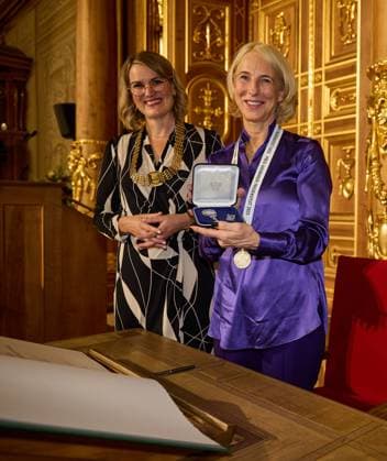 News Bilder des Tages Eva Weber (Oberbürgermeisterin der Stadt Augsburg) mit Katrin Eigendorf; Feierliche Verleihung des Augsburger Friedenspreises 2023 an Journalistin Katrin Eigendorf Feierliche Verleihung des Augsburger Friedenspreises 2023 an Journalistin Katrin Eigendorf