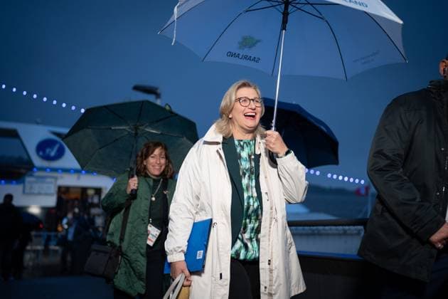 Deutsch-Franzoesische Kabinettsklausur in Hamburg Anke Rehlinger mit Regenschirm am Faehrhafen im Anschluss an die bilateralen Gespraechen im Rahmen der gemeinsamen Hafenrundfahrten auf der Elbe, Hamburg, 09.10.2023 Hamburg Hamburg Deutschland *** German-French cabinet meeting in Hamburg Anke Rehlinger with umbrella at ferry port following bilateral talks as part of joint harbor cruises on the Elbe River, Hamburg, 09 10 2023 Hamburg Hamburg Germany