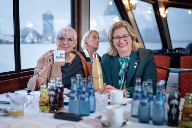 Deutsch-Franzoesische Kabinettsklausur in Hamburg Claudia Roth Staatsministerin fuer Kultur gemeinsam mit Anke Rehlinger bei den bilateralen Gespraechen im Rahmen der gemeinsamen Hafenrundfahrten auf der Elbe, Hamburg, 09.10.2023 Hamburg Hamburg Deutschland *** German-French cabinet meeting in Hamburg Claudia Roth Minister of State for Culture together with Anke Rehlinger during bilateral talks as part of the joint harbor cruises on the Elbe, Hamburg, 09 10 2023 Hamburg Hamburg Germany