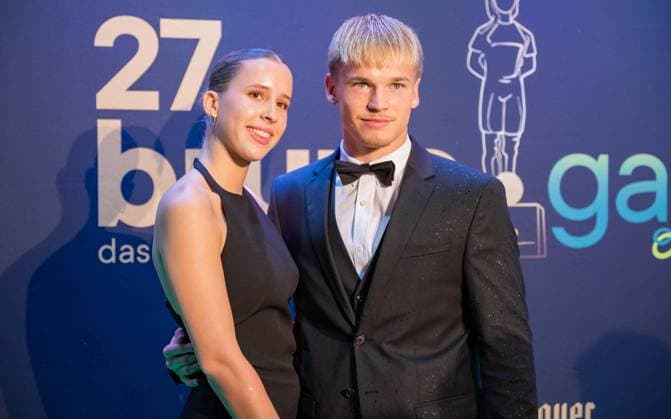 Bilder des Jahres 2023, Entertainment 10 Oktober Entertainment Themen der Woche KW41 Entertainment des Tages 20231009 27. Bruno-Gala WIEN, OESTERREICH - 09. OKTOBER: FK Austria Wien Fussballspieler und nominiert in der Kategorie -Traumtor der Saison- Matthias Braunoeder mit Begleitung am Green Carpet bei der Ankunft zu der Preisverleihung anlaesslich der 27. Bruno Gala, Das Fest Der SpielerInnen, praesentiert von spusu Sport GmbH und VdF (Die Vereinigung der Fussballer) im Globe Wien in der Marx-Halle am 09. Oktober 2023 in Wien, Oesterreich. 231009_SEPA_17_010 Copyright: xIsabellexOuvrardx SEPAxMedia