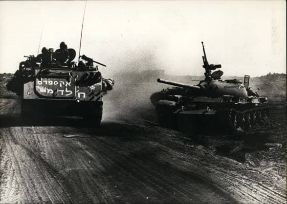 1973 - Suez, Eggypt: Israeli tanks during the Yom Kippur War. The Israeli forces just took on a violent offensive in the west on the Suez Canal by penetrating several kilometers of Egyptian territory. On the Northern Front, the battles double in violence. Suez Egypt - ZUMAk09_ 19600115_baf_k09_109 Copyright: xKeystonexPressxAgencyx