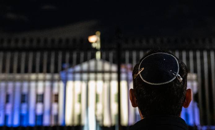 News Themen der Woche KW41 News Bilder des Tages The White House is illuminated in blue and white, the colors of the Israeli flag, in support of Israel on Monday, October 9, 2023 in Washington, DC. The illumination of the White House symbolizes the 75-year relationship between the United States and Israel and the support of the United States in the wake of the terrorist attacks committed by Hamas.  WAP20231009926 LeighxVogel