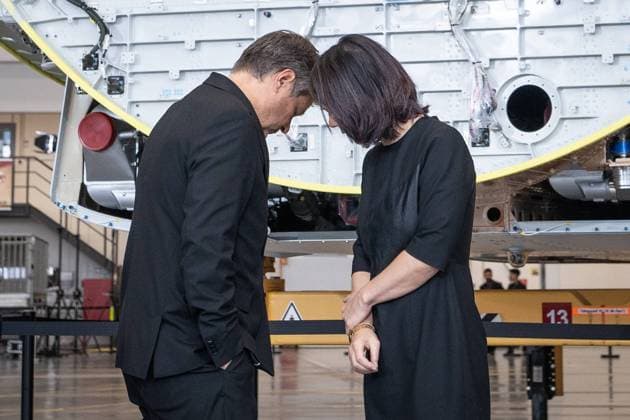 News Themen der Woche KW41 News Bilder des Tages Deutsch-Französische Kabinettsklausur in Hamburg Besichtigung Airbus-Produktion A321XLR im Werk Hamburg-Finkenwerder - durch Bundeskanzler und französischen Staatspräsidenten - Bundeswirtschaftsminister Robert Habeck im Gespräch mit Außenministerin Annalena Baerbock, im Hintergrund ein Airbus-Rumpf;Deutsch-Französische Kabinettsklausur in Hamburg Besichtigung Airbus-Produktion A321XLR im Werk Hamburg-Finkenwerder - durch Bundeskanzler und französischen Staatspräsidenten - Bundeswirtschaftsminister Robert Habeck im Gespräch mit Außenminister, *** German-French cabinet meeting in Hamburg Tour of Airbus production A321XLR at the Hamburg Finkenwerder plant by German Chancellor and French President Federal Minister of Econo