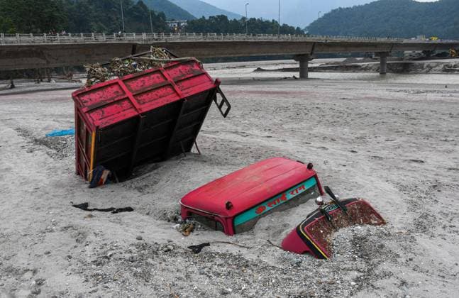 Bilder des Jahres 2023, News 10 Oktober News Themen der Woche KW41 News Bilder des Tages October 9, 2023, Rangpo, Sikkim, India: A vehicle seen submerged in mud in the flood affected area along the Teesta River. After a glacial lake in northeast India burst through a dam shortly after midnight, washing away homes and bridges and forcing thousands to flee, rescue workers continued to dig through muddy debris. Rangpo India - ZUMAs197 20231009_aaa_s197_344 Copyright: xBiplovxBhuyanx