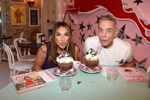 Entertainment Themen der Woche KW41 Entertainment des Tages Where do you go when you are pregnant and craving chocolate during your book tour¦ Serendipity restaurant for a frozen hot chocolate. Decker who is in NYC promoting her book that comes out tomorrow, Just Eat, had fun getting a lesson on how to make it at home with her 3 children from Joe Calderone, Creative Director and chef for the restaurant. Featuring: Jessie James Decker, Joe Calderone (chef) Where: New York, New York, United States When: 09 Oct 2023 Credit: Michael Simon startraksphoto.com EDITORIAL USE ONLY. NOT FOR USE BY NEWSPAPERS BASED IN THE UK. Copyright: xMICHAELxSIMONx 53114097