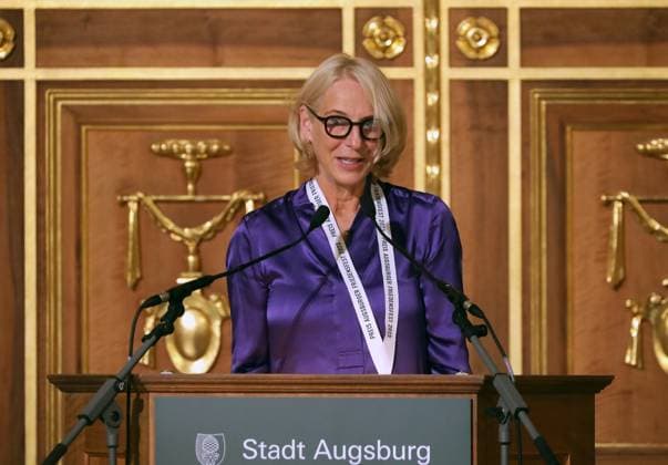 Die ZDF-Korrespondentin Katrin Eigendorf ist am 09.10.2023 in Augsburg mit dem Augsburger Friedenspreis geehrt worden (Foto vom 09.10.2023 waehrend ihrer Dankesrede). (Siehe epd-Meldung vom 09.10.2023)