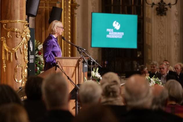 Die ZDF-Korrespondentin Katrin Eigendorf ist am 09.10.2023 in Augsburg mit dem Augsburger Friedenspreis geehrt worden (Foto vom 09.10.2023 waehrend ihrer Dankesrede). (Siehe epd-Meldung vom 09.10.2023)