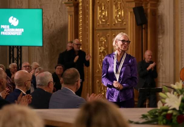 Die ZDF-Korrespondentin Katrin Eigendorf ist am 09.10.2023 in Augsburg mit dem Augsburger Friedenspreis geehrt worden (Foto vom 09.10.2023 waehrend ihrer Dankesrede). (Siehe epd-Meldung vom 09.10.2023)