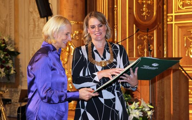 Die ZDF-Korrespondentin Katrin Eigendorf (L) wird am 09.10.2023 in Augsburg mit dem Augsburger Friedenspreis geehrt worden. Im Foto vom 09.10.2023: V.l.n.r. Katrin Eigendorf, Augsburgs Oberbuergermeisterin Eva Weber. (Siehe epd-Meldung vom 09.10.2023)