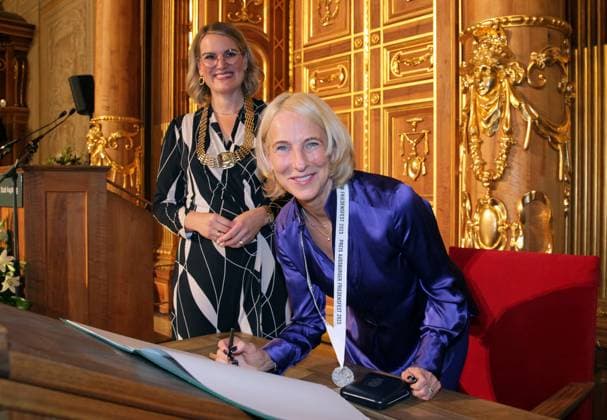 Die ZDF-Korrespondentin Katrin Eigendorf ist am 09.10.2023 in Augsburg mit dem Augsburger Friedenspreis geehrt worden. Im Foto vom 09.10.2023: V.l.n.r. Oberbuergermeisterin Eva Weber, Katrin Eigendorf. (Siehe epd-Meldung vom 09.10.2023)