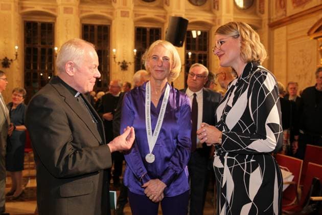 Die ZDF-Korrespondentin Katrin Eigendorf ist am 09.10.2023 in Augsburg mit dem Augsburger Friedenspreis geehrt worden. Im Foto vom 09.10.2023: V.l.n.r. Weihbischof Anton Losinger, Katrin Eigendorf, Oberbuergermeisterin Eva Weber. (Siehe epd-Meldung vom 09.10.2023)