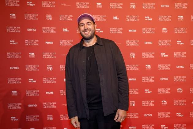 Sera Finale (Pseudonym Dikker) bei der Verleihung des Deutschen Musical theater PReises 2023 im Theater des Westens, Berlin.