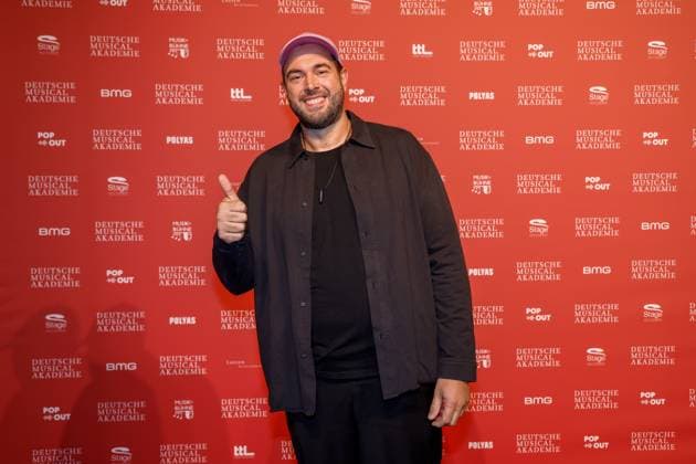 Sera Finale (Pseudonym Dikker) bei der Verleihung des Deutschen Musical theater PReises 2023 im Theater des Westens, Berlin.