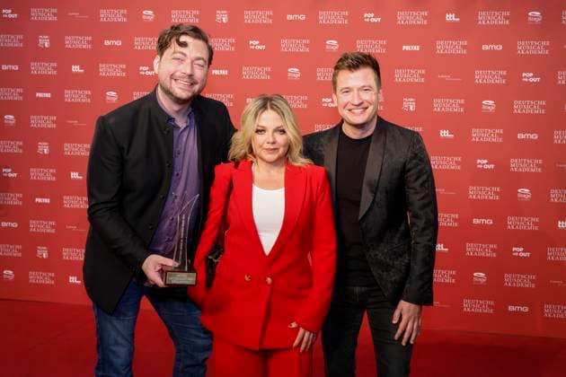 Marian Lux, Annet Lousian, Markus Syperek (Preisträger Bestes musikalisches Gesamtbild) bei der Verleihung des Deutschen Musical theater PReises 2023 im Theater des Westens, Berlin.